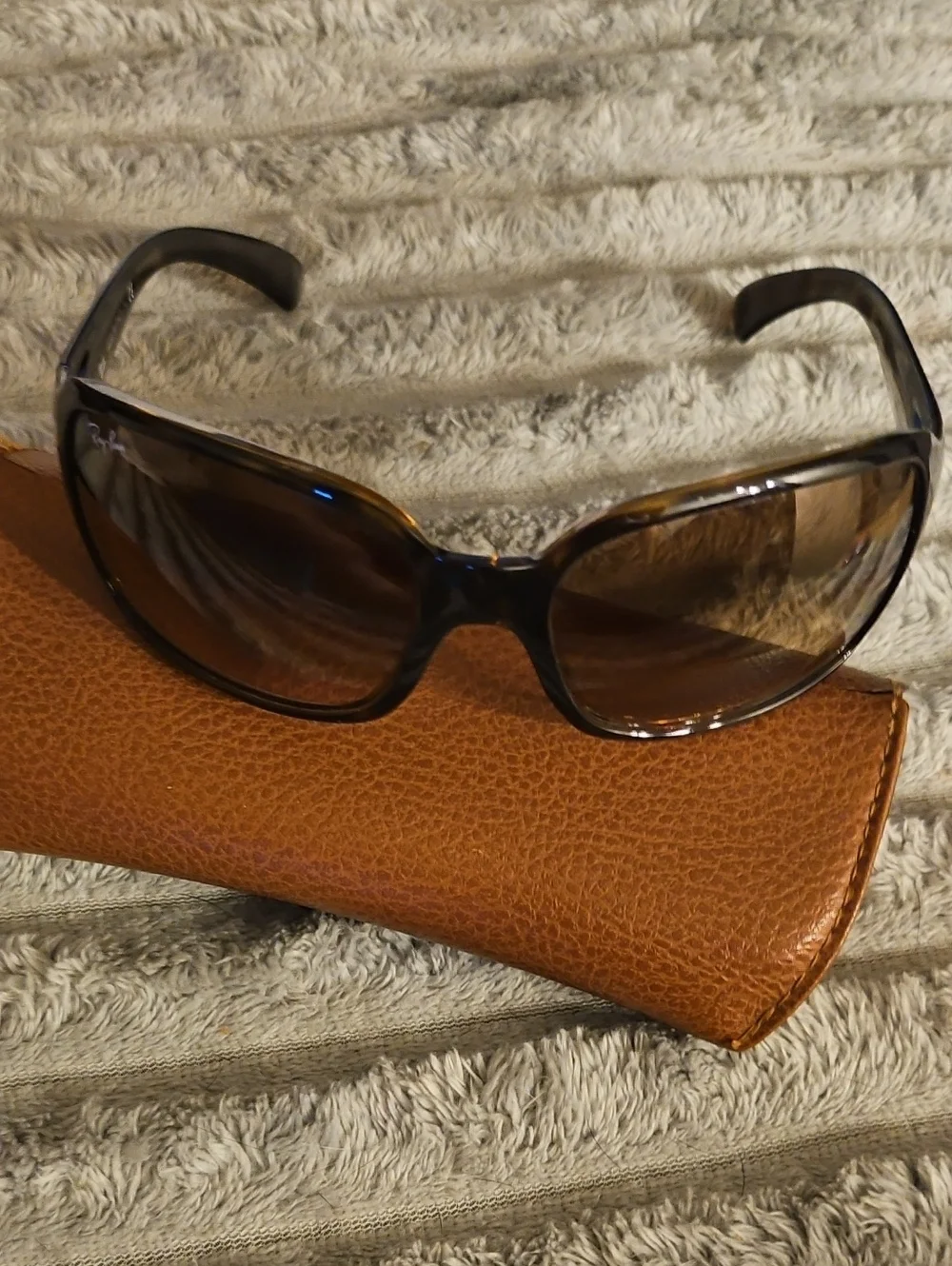 Ray-Ban retail 215